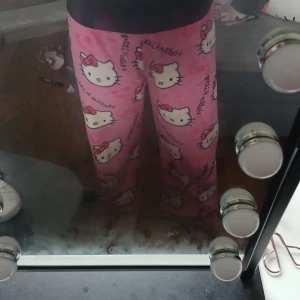 Rosa Hello Kitty mjukisbyxor - Storleken är liten så L sitter som xs-s