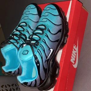 Nike TN skor - Nike TN sneakers i blått och svart med vågformade svarta detaljer och vit swoosh. Ovandel i mesh och syntet, svart sula med synlig Air Max-dämpning. Tn-logga på häl och plös. Grym streetstil och riktigt bekväma på foten.