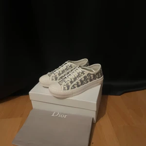  Christian Dior skor - Gråa dior damskor i storlek 39 från Goat. Pris är diskuterbart. Hör av dig vid frågor❤️kvitto finns