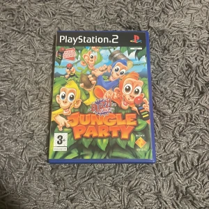 Buzz! Junior: Jungle Party (PlayStation 2) - Buzz! Junior: Jungle Party till PlayStation 2. Fodral och omslag i fint skick, inga synliga skador. Ett roligt partyspel för hela familjen, kräver Buzz! buzzers. Passar från 3 år och uppåt.