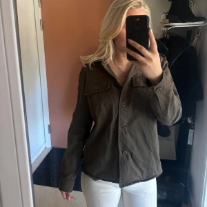 overshirt med stjärndetaljer - Passar mig som vanligtvis har storlek s 