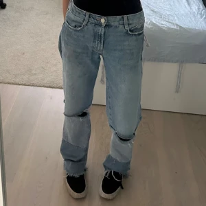 Zara jeans - Coola jeans från zara med unika detaljer💜