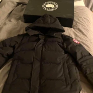  Canada Goose Macmillan Parka  - Tjena! Nu är det dags för mig att sälja min härliga vinterjacka då jag ska köpa en ny! Jackan är i gott skick samt inget slitage. En kemtvätt och den är som ny! Nypris på jackan är 14 399 kr. Kan gå ner i pris vid en snabb och smidig affär. Tveka inte på att höra av er! Mvh