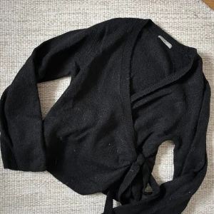 Knytkofta - Svart knytkofta från Ginatricot i strl XL. Men passar S-Xl beroende på hur man knytar jag har vanligtvis S-M. Fint skick. Försöker självklart få bort de mesta av hårstråna innan jag postar