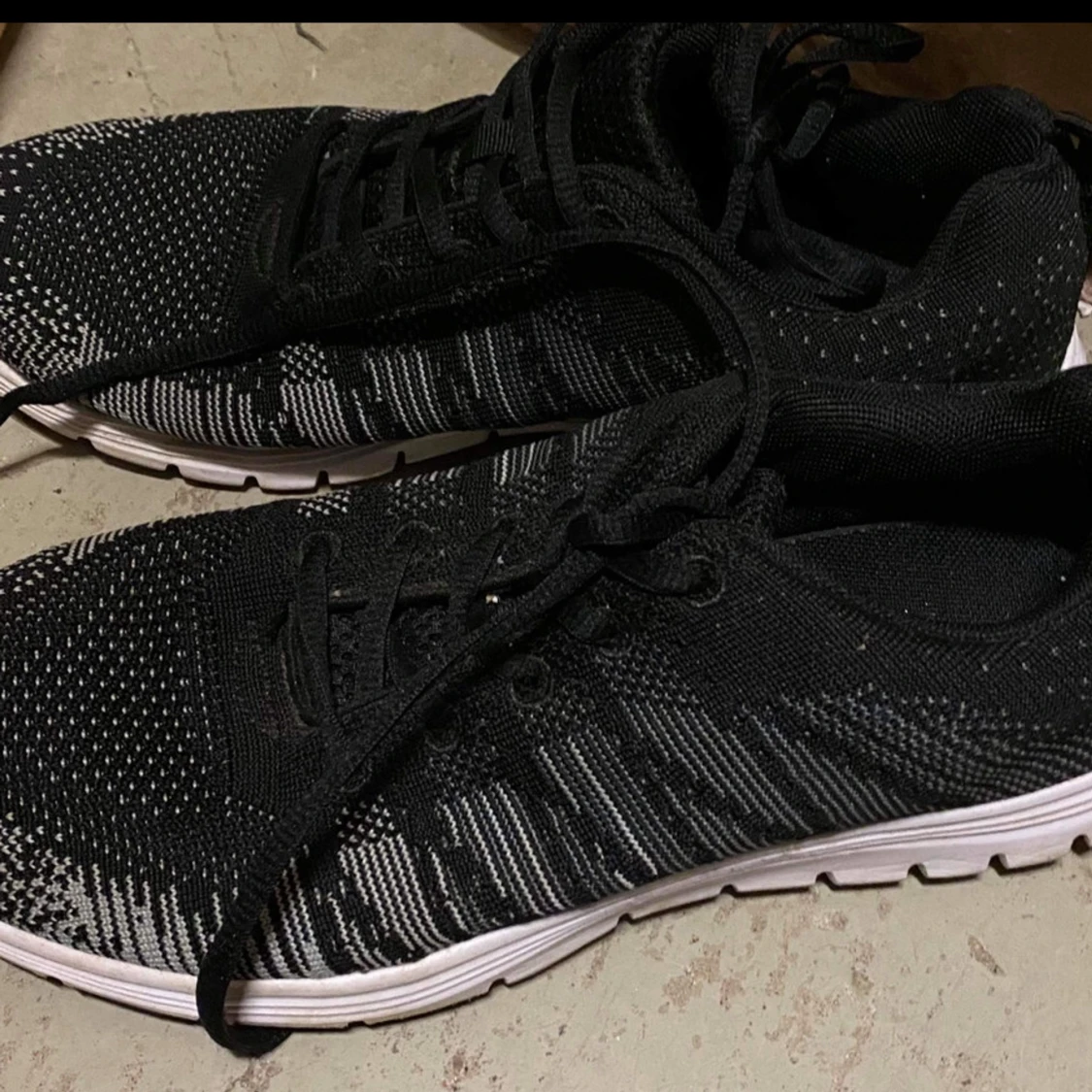 Svarta stickade sneakers strl 40