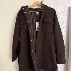 mörkbrun kappa - Mörkbrun kappa, jättefin till hösten. Helt oanvänd med prislapp på från bubbelroom!!! Original pris 500 