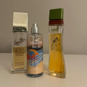 Tre parfymer: Alyssa Ashley & Star, hollisyer  - Två populära parfymer – Vanilla från Alyssa Ashley (100 ml) och Star Nature. Båda är använda som ni ser och är ganska ungdomliga. Hollister är en body mist och doftar pina colada. 