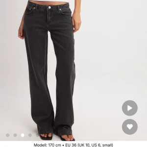 Svarta NAKD jeans  - De populära snygga jeans från NA-KD med låg midja. Nypris 699kr❣️❣️