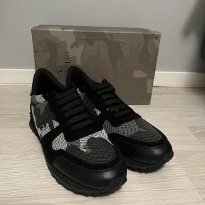 Valentino Rockrunner sneakers svart/grå - Valentino Rockrunner sneakers i svart och grått med camouflagemönster. säljes för att de är fel storlek för mig, kvittot är slängt, släpper dem väldigt billigt för att dem bara står. Eftersom jag inte har den stilen
