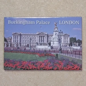 Magnet med motiv av Buckingham Palace  - En jätte fin souvenir-kylskåpsmagnet med motiv av Buckingham Palace i London, tillverkad av Lambert of London Ltd. Iä