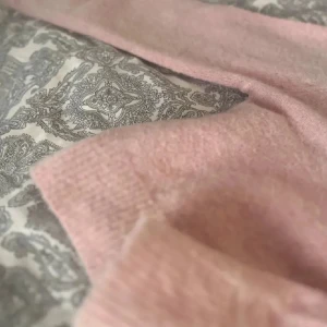 Ljusrosa stickad tröja från kate lord - Superfin ljusrosa stickad tröja från kate lord med rund halsringning och långa ärmar. Tröjan har en mjuk och fluffig känsla, perfekt för att mysa i under kyliga dagar. Enkel och stilren design som är lätt att matcha med dina favoritjeans. Ord pris 1349 (jag köpte för 899)  prislapp sitter kvar.