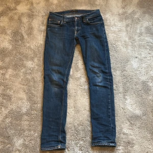 Nudie Jeans - Bra skick. Lite slitna vid fickorna men inte mycket. W29 L30 