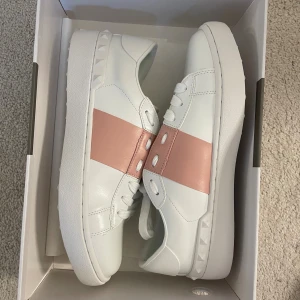 Valentino sneakers  - superfina valentino sneakers, köpte på vinted men de är för små och hann inte returnera. Super bra skick och jättefina! Pris går att diskutera 