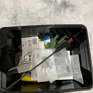 EHEIM akvarietillbehör och reservdelar - Stor låda med blandade EHEIM akvarietillbehör, inklusive reservdelar, filter, slangborste, konstväxter och vattenpreparat. Allt i begagnat skick, vissa förpackningar öppnade. Perfekt för akvarieentusiasten som behöver extra delar och tillbehör.