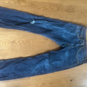 Levi's 504 mörkblå jeans - Mörkblå Levi's 504 jeans. Jeansen har raka ben och tydliga kontrastsömmar. 