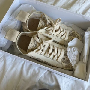 Chloé spets-sneakers i beige - Chloe sneckers, säljer då dom är för stora och knappt kommit till användning. skorna är i cream vit färg 