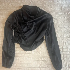 Croppad top - Halvpolo, knäppning baktill, croppad, ”satin” material