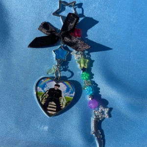 SEMATARY - rainbow bridge - keychain - 1st Keychain med SEMATARY motiv. Alla HAUNTED MOUND beställningar kommer med foto + HAROLD TREE sticker. Alla beställningar kommer med freebies!