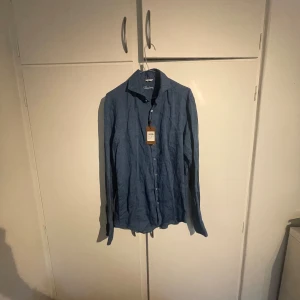 Helt ny! Blå linneskjorta från Stenströms M - En helt ny tvär fet blå skjorta från Stenströms i 100% linne. Ca 1600 kr nypris men här en helt ny för endast 750 kr!🙌🔥