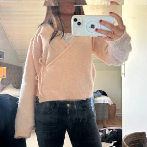 Stickad omlottkofta - Supersöt stickad omlott tröja som jag knappt använt💕