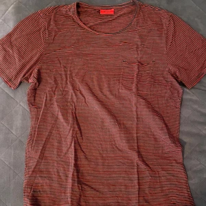 Hugo Boss Randig T-shirt  - Hugo Boss T-shirt storlek L, bra kvalitet, skriv vid fler frågor!