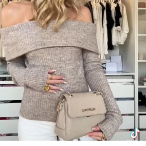 Off-shoulder beige stickad tröja  - Säljer en jättefin tröja som tyvärr inte kommer till användning 🥰 Storlek S