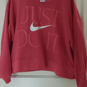 Rosa röd Nike sweetshirt  - Rosa röd tjock tröja från nike används några gånger men är fortfarande jätte fin💕 Skulle säga att det är en M-L 💕