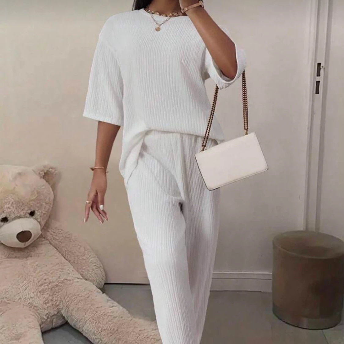 Vit ribbad tröja med halvärm med byxor 