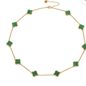 Guldhalsband med en blomma halsband och armband  - En eleganta halsband i guldton med flera blommigt mönste hängen. Det halsbandet har gröna och guldiga detaljer, armband har grön  och guldiga hängen. Perfekt för dig som gillar unika och trendiga smycken med en touch av lyx.