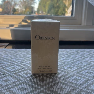 Obsession Eau de Parfum 50ml - Obsession från Calvin Klein, eau de parfum i 50 ml förpackning. En klassiker i stilren design, perfekt för dig som vill sticka ut med en ikonisk doft på hyllan.