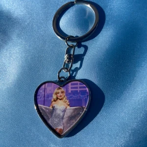 SABRINA CARPENTER - keychain - 1st Keychain med SABRINA CARPENTER motiv. Alla SABRINA CAROENTER beställningar kommer med foto + themed stickers. Alla beställningar kommer med freebies!