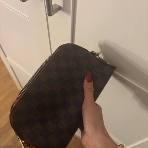 Handväska - Jätte fin och simpel väska som man klä upp sig med eller vardaglig. 