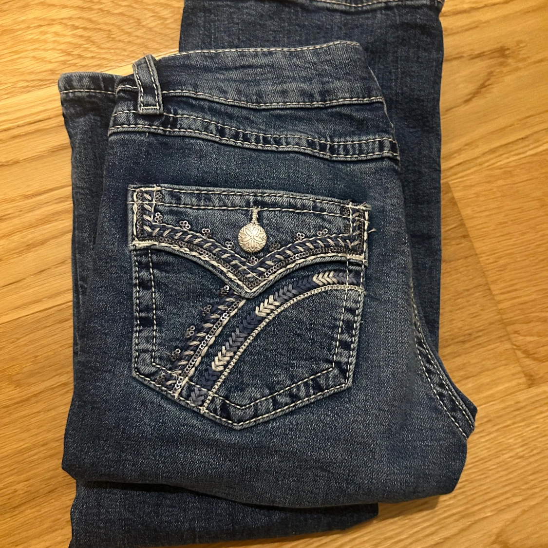 Blå jeans med broderad bakficka