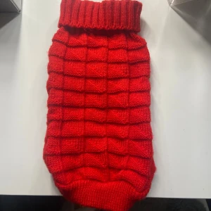 Röd stickad hund tröja XS  - Röd stickad tröja till liten hund. Skulle säga att xs är samma som 20 kanske lite mindre. Osäker vart den kommer ifrån. 