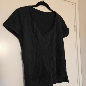 Svart v-ringad topp - Enkel svart t-shirt med v-ringning och korta ärmar. Tillverkad i mjuk bomull och har en klassisk passform. Ingen lapp kvar men från Zara. Storlek M