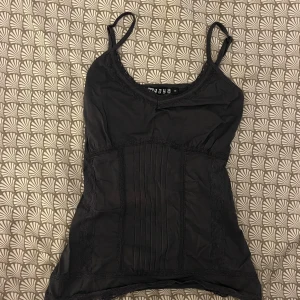 Detaljrikt grått linne - Jättesnyggt linne med snygga detaljer som inte kommit till mycket användning 😊🙏