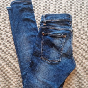 Nudie jeans  - Säljer ett par blåa nudie jeans i modell tight terry. Storleken är w28 l30. Nypris 1600kr, mitt pris 299