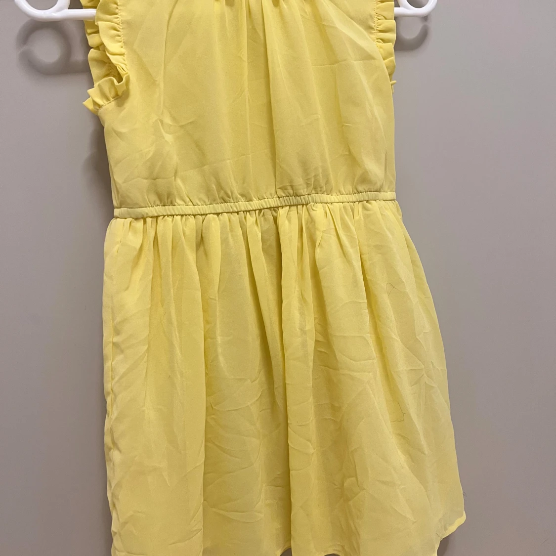 Gul volangklänning från Name It