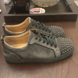 Storlek 43 - Tja säljer mina Louboutin skor i bra skick kom med bud hör av dig med frågor om du vill!