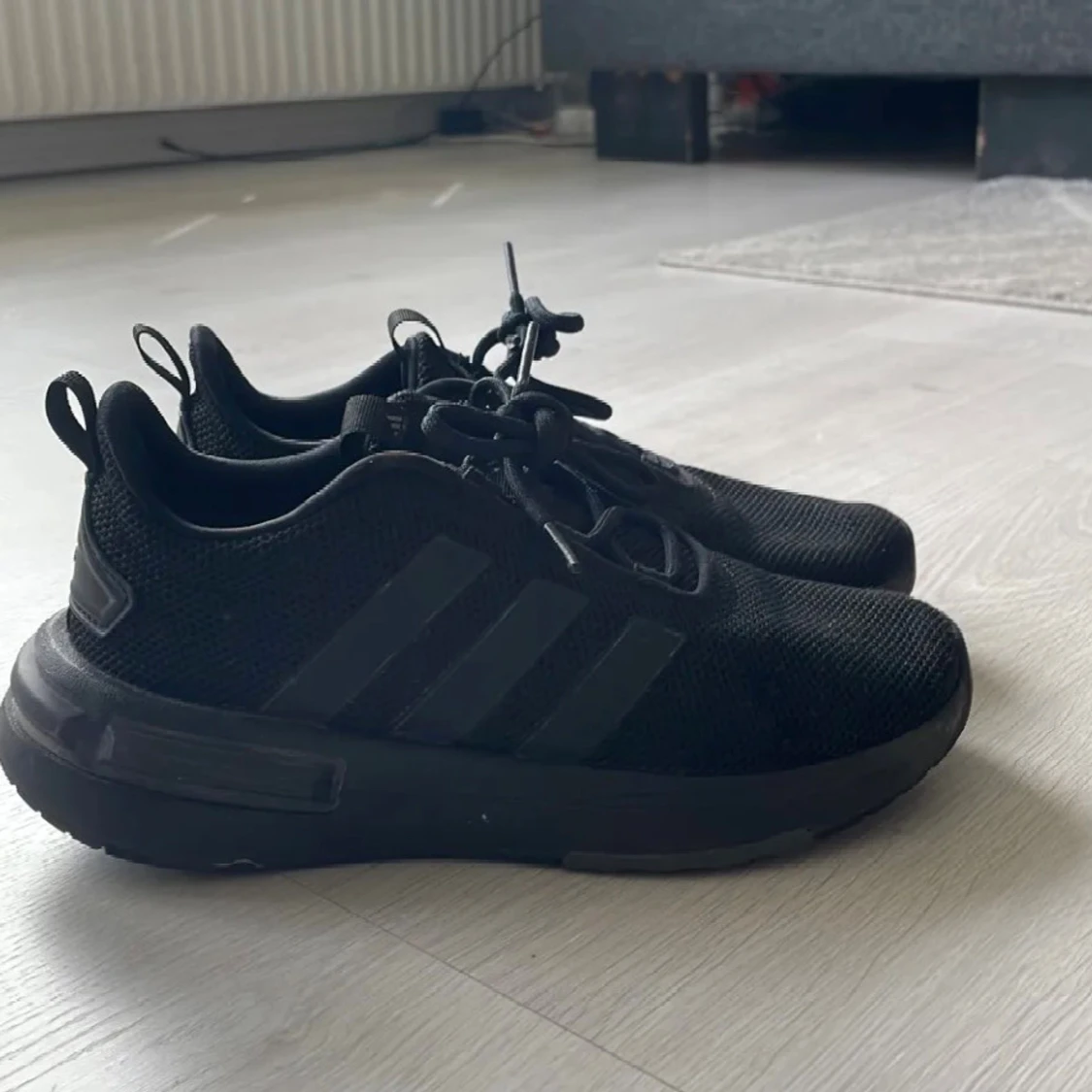 Svarta Adidas sneakers med mesh - 1