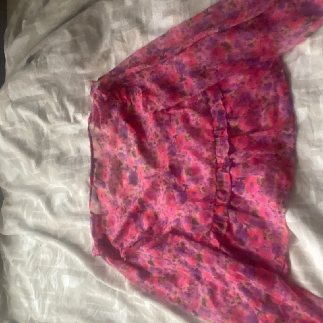 Blommig rosa söt topp från BikBok - 2