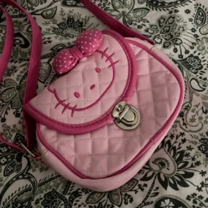 Hello kitty handväska - Jättegullig hello kitty handväska, använd 2 gånger av mig, köpt för 3 år sen second hand.