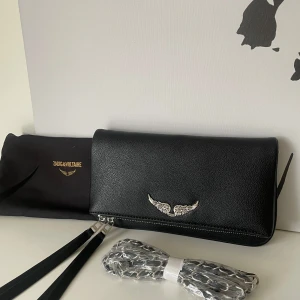 Svart axelväska Zadig & Voltaire skinn - Snygg svart axelväska från Zadig & Voltaire i äkta skinn med silverfärgade detaljer och kedjerem.  Dustbag och allt ingår. Nyskick utan prislapp 🖤 