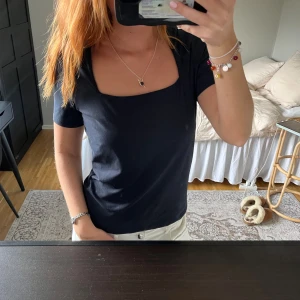 T-shirt/topp med fyrkantig hals - Bra skick och mycket skön!