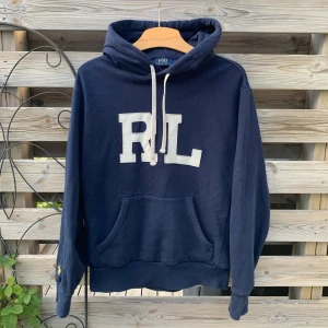 Ralph Lauren Hoodie  - Säljer denna asfeta och sällsynta Ralph Lauren Hoodie. Storlek S, passar XS/S. Fint skick. Väldigt svår att få tag på. Hör gärna av er vid funderingar🙌