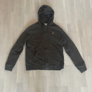 Oanvänd Lyle & Scott tjocktröja - Helt oanvänd då jag fick den på min födelsedag men har ej något kvitto. Vill du ha flera bilder eller videos så hojta till🤝🏽