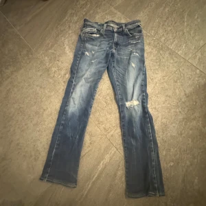Replay jeans med slitningar. - Jag säljer dessa feta replay jeansen i modellen mini waiton. Jag säljer jeansen eftersom de blivit för små för mig. Priset kan diskuteras.