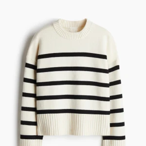 Randig stickad tröja - Snygg vit svart randig tröja, använt en gång 