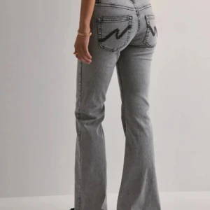 Grå jeans från Nelly  - Gråa bootcut jeans från Nelly. Knappt använda. Köpt för 700 kr. Pris kan diskuteras💞