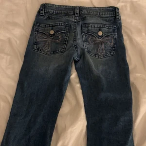 Blå jeans med broderade fickor   - säljer superfina blåa jeans från gina tricot med broderade bakfickor. Lågmidjade i storlek 164. Inga defekter.🫶🏼